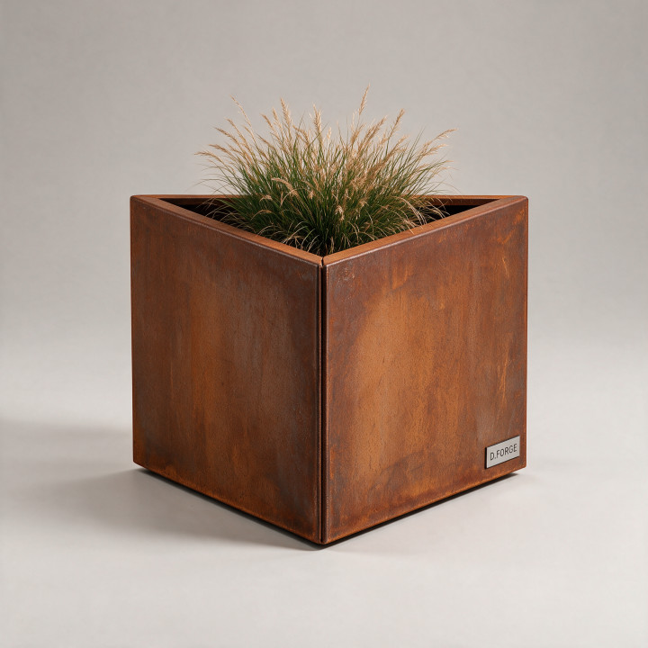 Jardinière en acier Corten - Triangle - 80×80×50 cm, vue d'ensemble sur fond blanc
