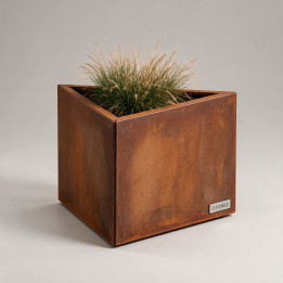 Jardinière en acier Corten - Triangle - 100×100×60 cm, vue d'ensemble sur fond blanc
