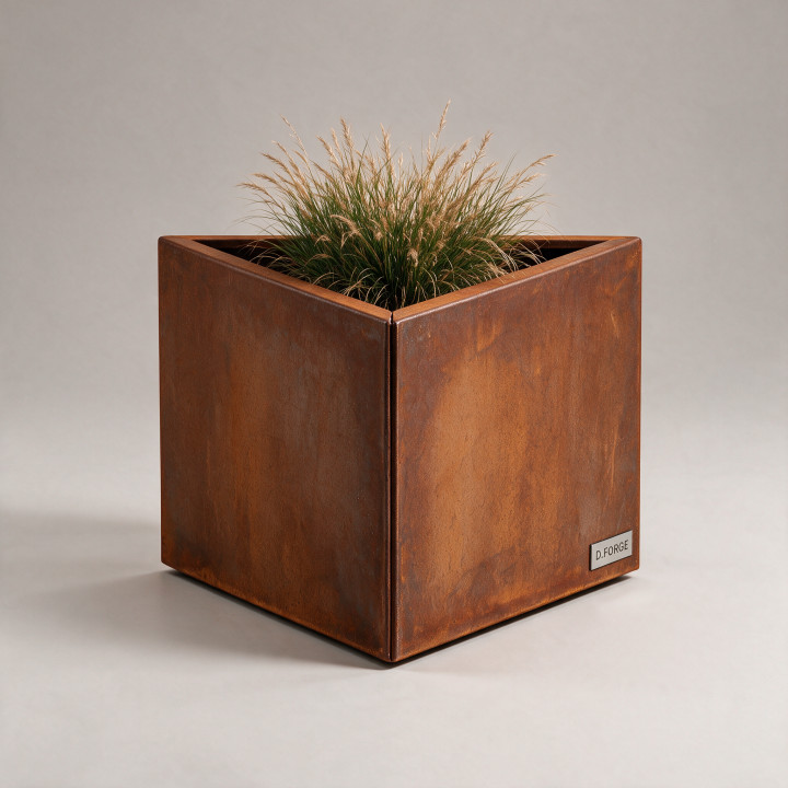 Jardinière en acier Corten - Triangle - 60×60×40 cm, vue d'ensemble sur fond blanc