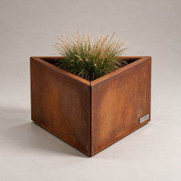 Jardinière en acier Corten - Triangle - 112×112×40 cm, vue d'ensemble sur fond blanc